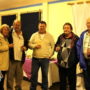 Gansbaai Lions en enkele stigterslede van Gansbaai Lionsklub, met vlnr Nico Rademeyer en sy eggenote, Jan le Roux, Johan Rademeyer en Boats van Staden